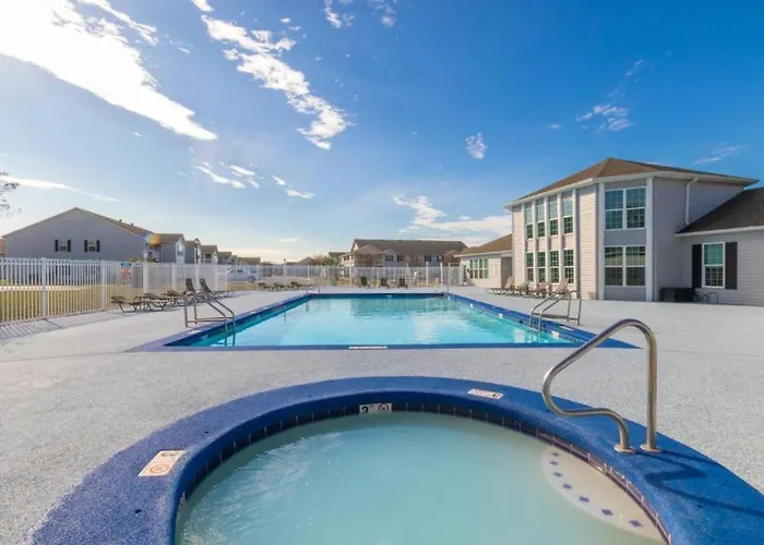 Holiday home Cozy Near Baseball Fields And Zoo- Pool | Tennis Courts | Pickleball *